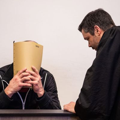 La défense s'adressant à un homme accusé de vol lors d'un procès à Duisburg