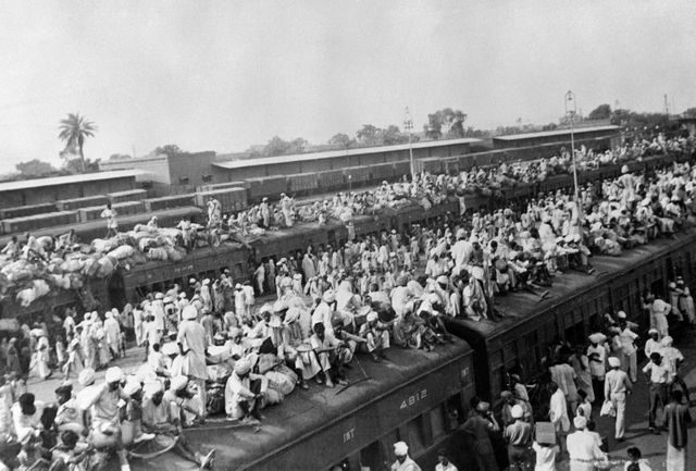 En 1947, des millions de réfugiés musulmans fuient l’Inde naissante tandis qu’une masse équivalente d’hindous quittent les régions qui forment le Pakistan. Comme ici, à Amritsar.