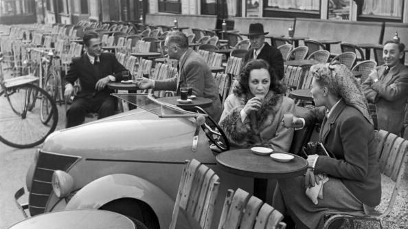 Renée Lebas en compagnie d'une amie, 23 octobre 1947