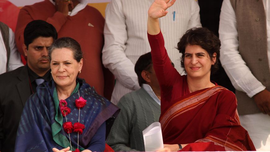 Priyanka Gandhi Vadra (R) et sa mère Sonia Gandhi participent ensemble à un rassemblement politique le 14 février 2012 à Rae Bareli, en Inde.