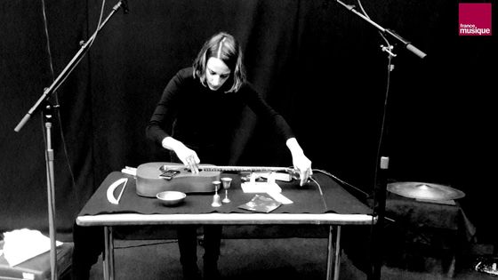 Clara de Asis en enregistrement pour Tapage nocturne ©Radio France - Soizic Noël