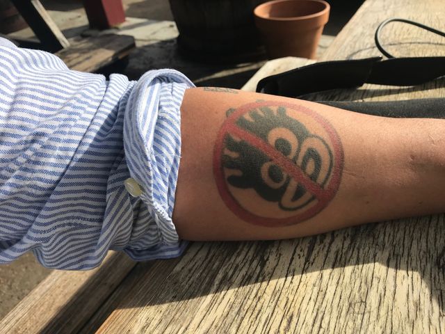 Julian Maxwell Hayter, historien, enseignant à l’université de Richmond, s'est fait tatouer ce symbole qui dénonce les blackfaces.