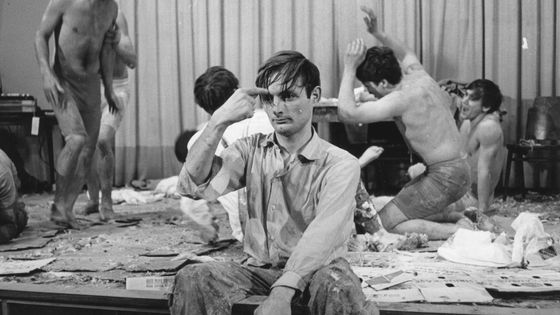 Une performance d'Otto Muehl et Gunter Brüs, artistes de 'l'Actionnisme Viennois" lors du Direct Art Festival. Porrhaus, Vienne (1967) ©Getty