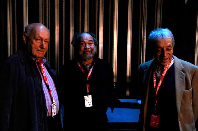 André Francis, Julien Delli Fiori et Pierre Bouteiller dans la pénombre du théâtre de l'Odéon avant l'émission "50 ans de jazz sur France Inter"
