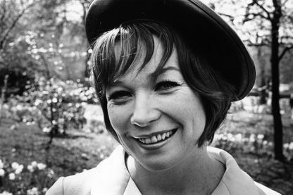 L'actrice, danseuse et écrivain Shirley MacLaine à Londres le 28 avril 1969 L'actrice, danseuse et écrivain Shirley MacLaine à Londres le 28 avril 1969