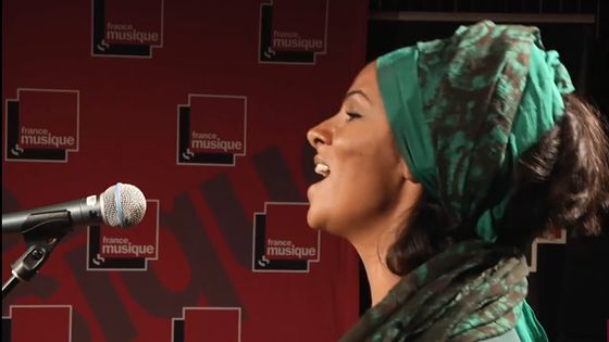 La chanteuse Oum interprète "Lila" ©Radio France - crédit Radio France
