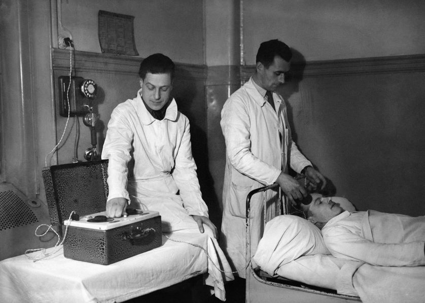 Séance d'électrochocs à l'hôpital psychiatrique Sainte-Anne à Paris, France en 1946.