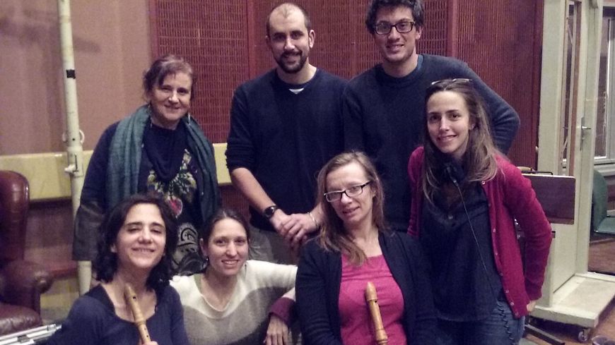 Anne Montaron (en haut à gauche), Sirah Martinez Alvarez (en bas en blanc) et le Consort Brouillamini