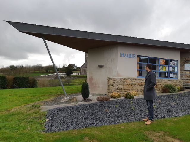 Cyril Jobic devant la mairie de Calahnel