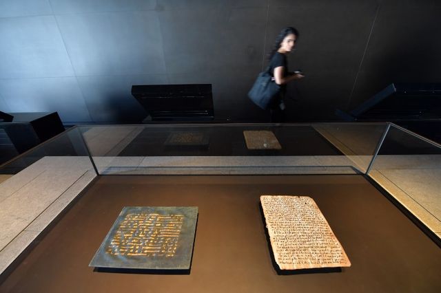 Un ancien exemplaire du Coran exposé au Louvre Abou Dabi