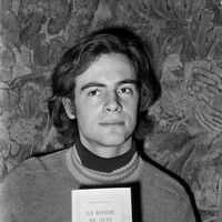 L'écrivain français Patrick Modiano avec son roman "La Ronde de nuit" qui venait de remporter le prix"Plume de Diamant" en décembre 1969.