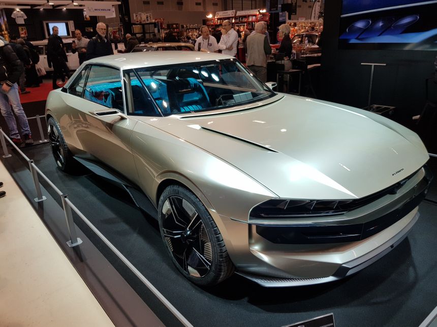 Le concept e-Legend (Photo prise à Rétromobile Paris en février 2019) inspiré du coupé 504 fut présenté pour le 1ère fois au Mondial de l'Auto à Paris