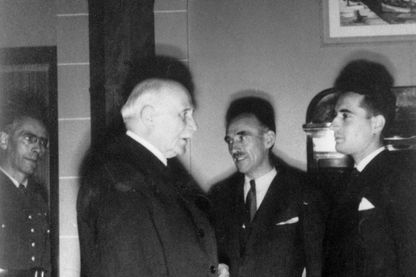 Le 15 octobre 1942, François Mitterrand et Marcel Barrois rencontrent le maréchal Pétain à l'Hôtel du Parc , siège du gouvernement de Vichy Le 15 octobre 1942, François Mitterrand et Marcel Barrois rencontrent le maréchal Pétain à l'Hôtel du Parc , siège du gouvernement de Vichy