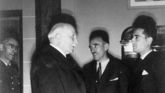 Le 15 octobre 1942, François Mitterrand et Marcel Barrois rencontrent le maréchal Pétain à l'Hôtel du Parc , siège du gouvernement de Vichy ©Getty - Pierre Péan / Collection Gamma-Rapho