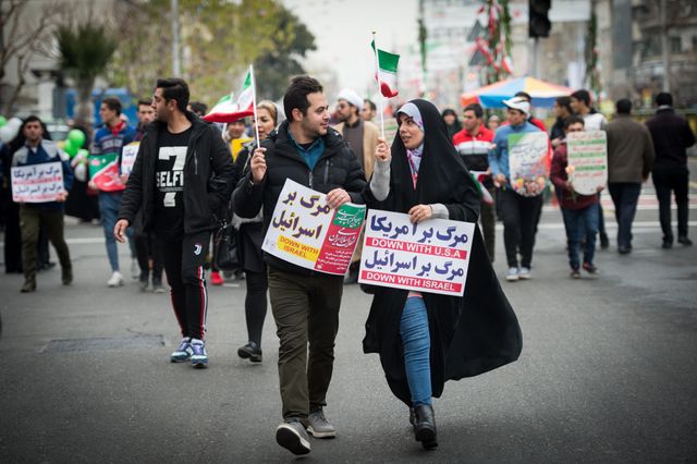 Des Iraniens arborent des pancartes anti-Israël et anti-États-Unis lors des célébrations du 40e anniversaire de la Révolution