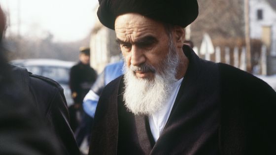 L'Ayatollah Khomeiny en exil à Neauphle-le-Château sort de sa villa pour se rendre à la prière en janvier 1979 quelques jours avant son retour à Téhéran ©AFP - JOEL ROBINE