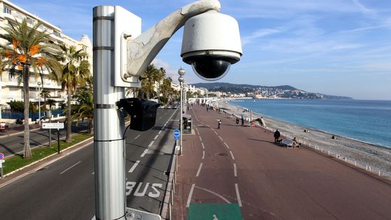 Caméra installée sur la Promenade des Anglais à Nice ©AFP - VALERY HACHE