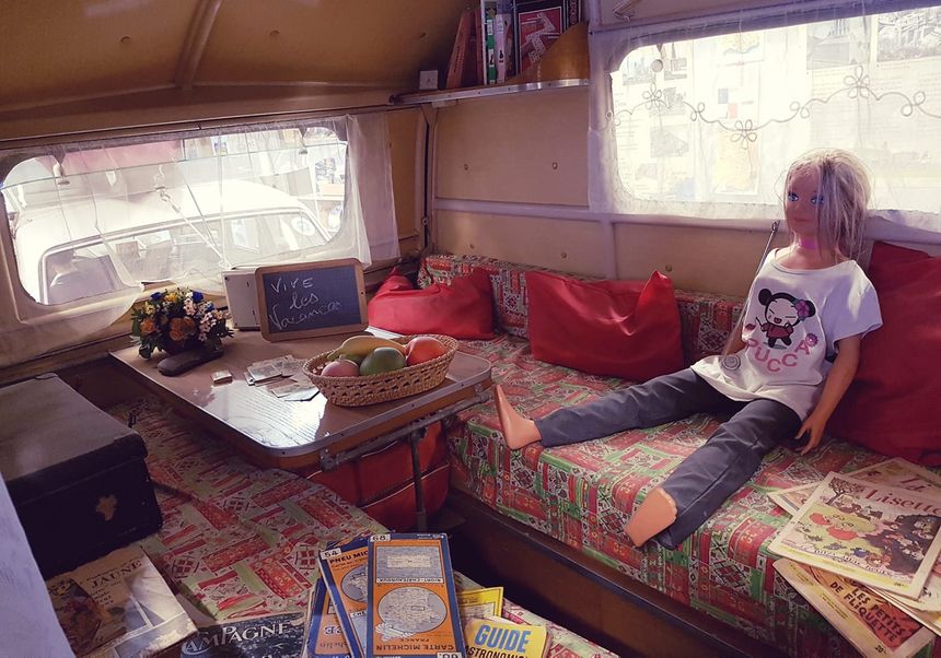 Ado abandonnée et livrée à elle-même dans la caravane...