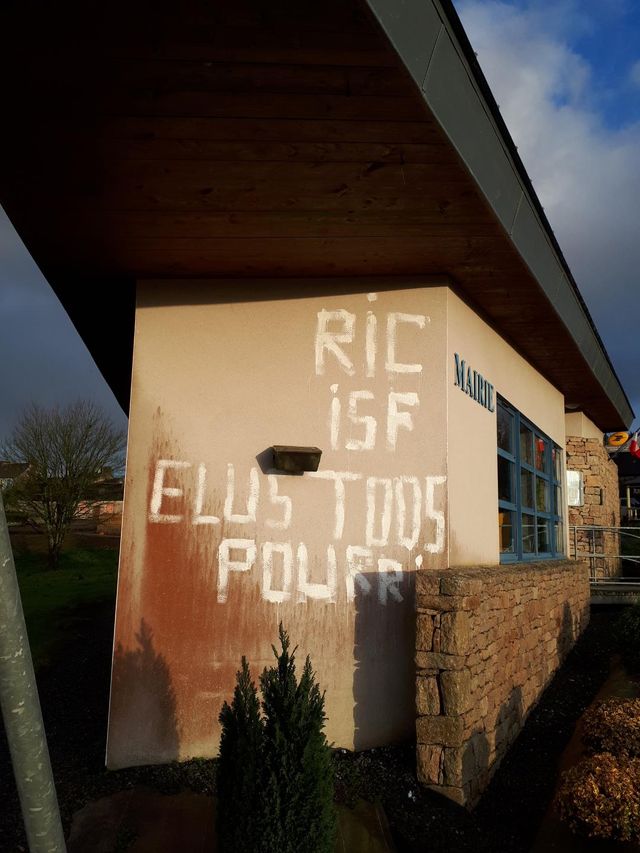Le tag injurieux inscrit sur la façade de la mairie de Calanhel