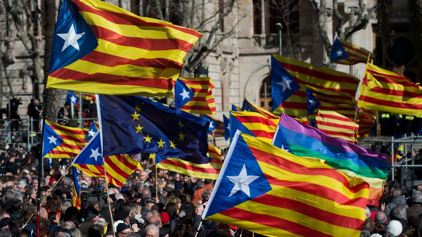 Les indépendantistes vont à nouveau descendre dans la rue à Barcelone, alors que le procès de leurs leaders a commencé mardi à Madrid
