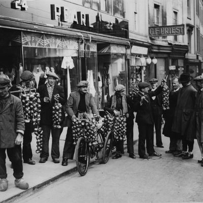 14 octobre 1936 : des vendeurs d'oignons bretons commencent leur journée de travail à Bristol.