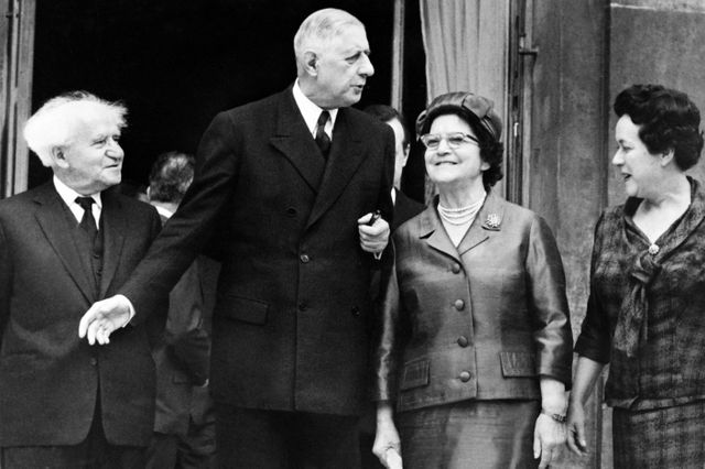 David Ben Gourion, Premier ministre israélien et son épouse sont les hôtes à déjeuner du Président de la République Charles de Gaulle et de madame Yvonne de Gaulle le 14 juin 1960 lors de leur voyage en France.