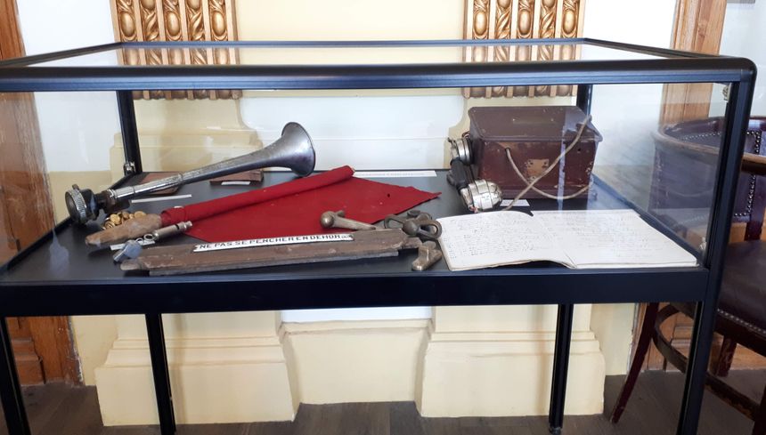 Objets du train à crémaillère exposées au Grand Hôtel de Superbagnères (31)