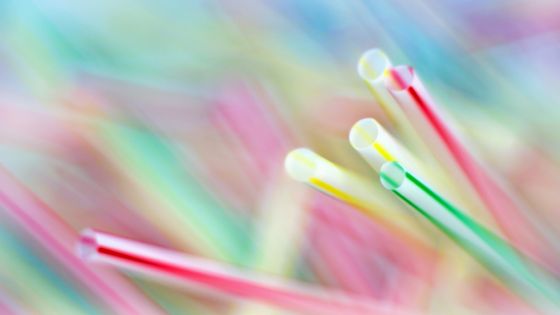 Les pailles en plastique jetables, bientôt interdites en France ? C’est en tout cas ce que prévoit la loi du 30 octobre 2018. ©Getty