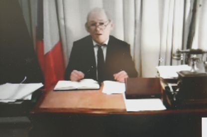 Un masque en silicone, une image pas très nette... Allo, c'est Jean-Yves Le Drian à l'appareil ! Un masque en silicone, une image pas très nette... Allo, c'est Jean-Yves Le Drian à l'appareil !