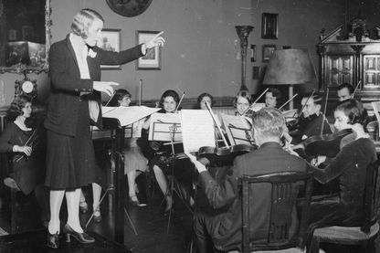 Jane Evrard, la première Femme Chef d'Orchestre en France. Paris, vers 1930 Jane Evrard, la première Femme Chef d'Orchestre en France. Paris, vers 1930