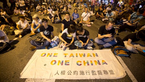 Manifestation contre la rencontre entre le Président de Taïwan et le Président chinois Xi Jinping à Singapour le 7 novembre 2015 à Taipei, Taiwan. ©Getty - Photo by Ashley Pon/Getty Images