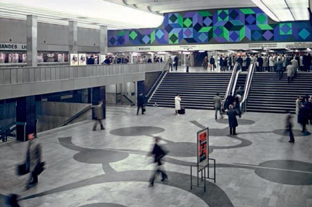 Grand hall de départ de la gare Montparnasse à Paris