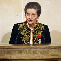 Simone Veil, survivante d'Auschwitz, première femme élue à la présidence du Parlement Européen et porteuse de la "loi Veil" dépénalisant l'avortement, lors de son entrée à l'Academie Francaise.