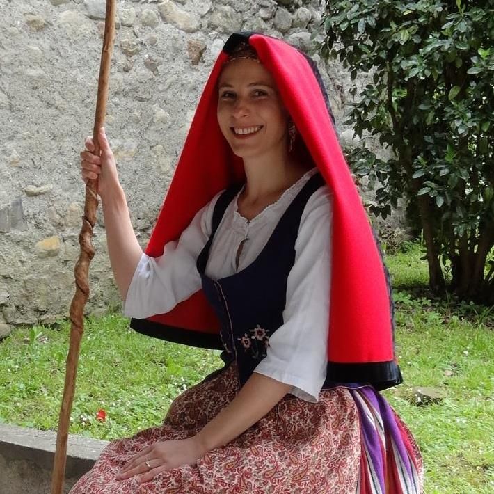 Adeline BASCAULES-BEDIN, Reine du Félibrige 2018/2025 dans son costume traditionnel.