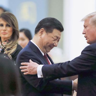 Donald Trump et Xi Jinping se serrant la main après leur sommet à Beijing en 2017