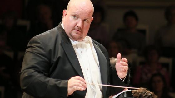 Alexander Pinderak qui devait chanter Robbins a fait un malaise. Mais qu’à cela ne tienne, c’est le chef américain Joseph Olefirwicz qui l'a remplacé depuis son pupitre de chef ! (photo) - Irina Shymchak