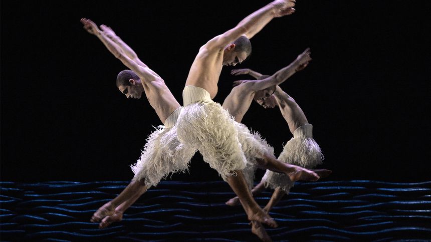 Le Lac des Cygnes chorégraphié par Matthew Bourne, au Sadlers Well Theatre de Londres, en 2013.