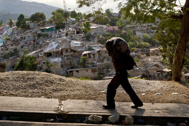 Le 12 janvier 2010, un séisme atteignant 7,3 sur l'échelle de Richter a détruit en grande partie les habitations haïtiennes, provoquant la mort de 300 000 personnes.
