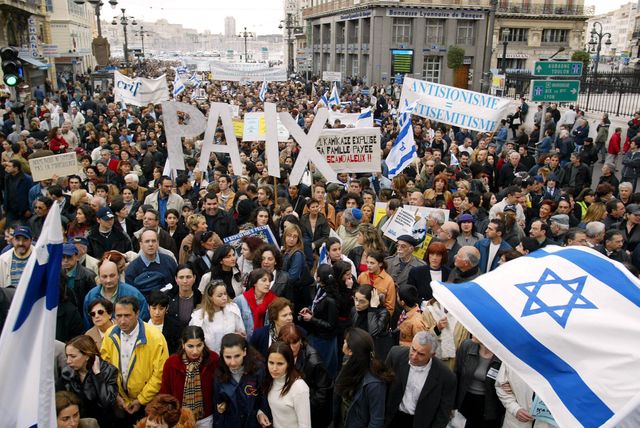 Des milliers de personnes rassemblés le 7 avril 2002 à Marseille contre l'antisémitisme et le terrorisme.