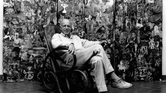 Claude Simon chez lui, en 1985 ©Getty - Photo by Jean GUICHARD/Gamma-Rapho via Getty Images