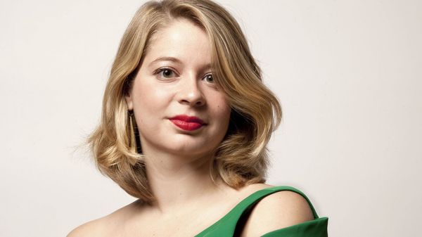 Marie Perbost interprète les hits et la diversité de pièces aussi rares que drôles d'une jeunesse française