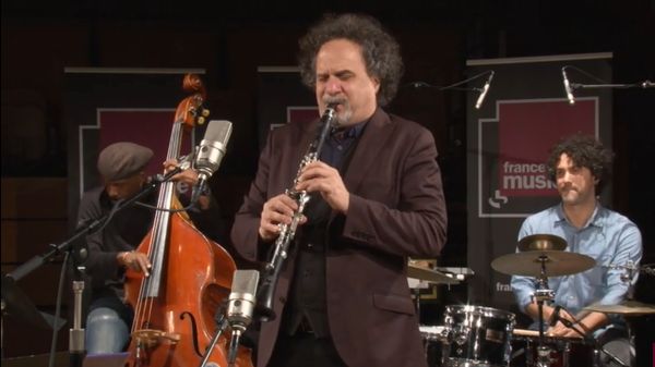 David Krakauer et son groupe interprètent "Si tu vois ma mère"