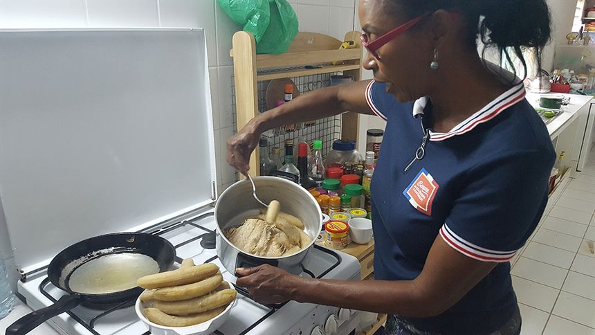 Nancy Bureau préparant la salade de morue à la banane