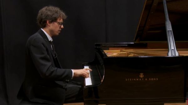 Scarlatti | Sonate en la majeur K. 24 par Lucas Debargue