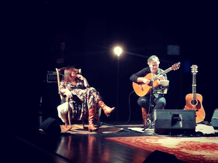 Moment de douceur lors du concert de Naia Robles avec Yannick Tellechea à la guitare