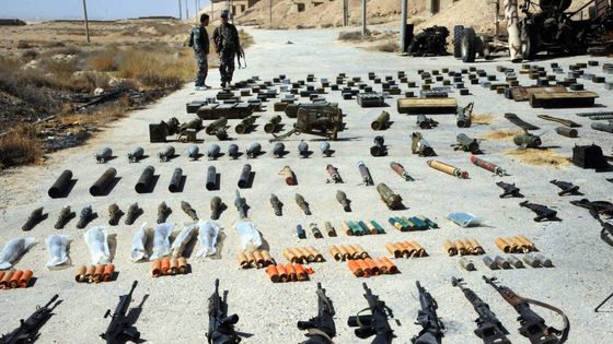 Des armes abandonnées par les combattants de l’Etat islamique et retrouvées par l'armée syrienne sont exposées dans une base militaire dans la campagne de Damas, en Syrie, le 3 octobre 2018 ©Maxppp - Ammar Safarjalani Xinhua News Agency/Newscom