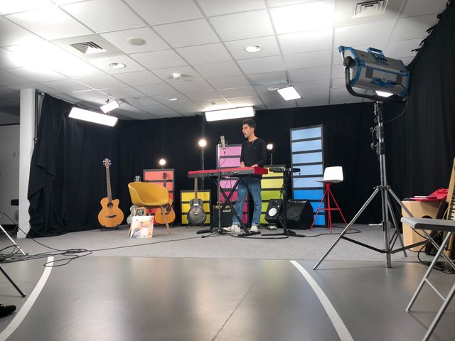 Foé en pleine session "live", dans un studio vidéo monté dans les loges de la Seine Musicale