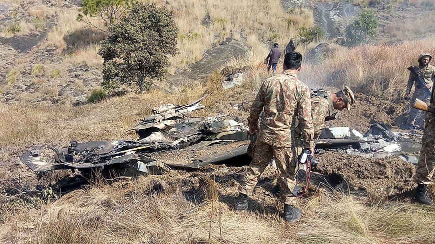 Des soldats pakistanais sur les lieux du crash d’un chasseur indien, prétendument abattu le 27 février par la DCA dans les environs de la frontière cachemirie entre l’Inde et le Pakistan.