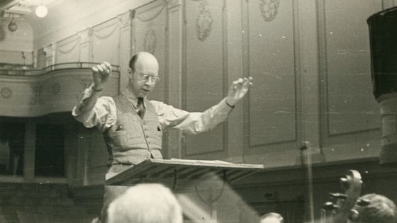 Serguei Prokofiev dirige un orchestre (dans les années 1940) ©Getty - Heritage Images / Hulton Archive