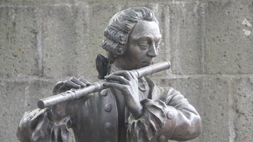 Statue de Johann Joachim Quantz à Scheden © jjquantz.org / 1740-1773, Johann Joachim Quantz compose son Concerto pour flûte en sol mineur QV 5:196 / Musicopolis